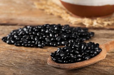 Tahta kaşık içinde siyah fasulye.