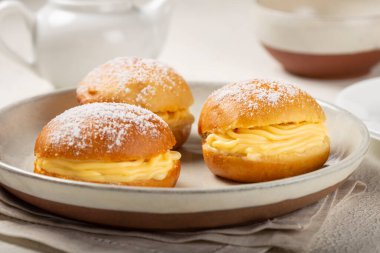 Berlin topları. Kremayla doldurulmuş ekmek..