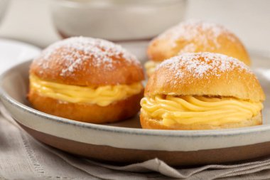 Berlin topları. Kremayla doldurulmuş ekmek..