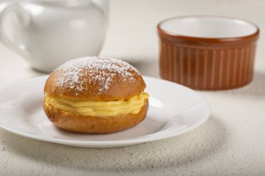 Berlin topları. Kremayla doldurulmuş ekmek..