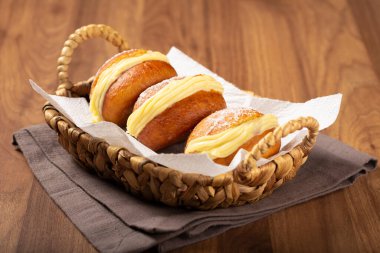 Berlin topları. Kremayla doldurulmuş ekmek..