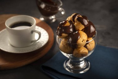 Masada kahve ile nefis profiteroller..