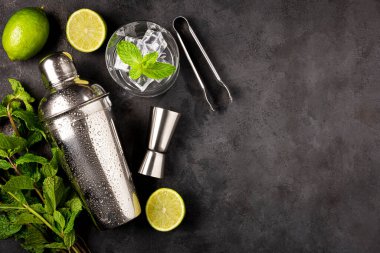 Mojito içeceği için gerekli malzemeler. Limon, nane ve bar takımı.