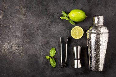 Mojito içeceği için gerekli malzemeler. Limon, nane ve bar takımı.