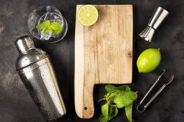 Mojito içeceği için gerekli malzemeler. Limon, nane ve bar takımı.