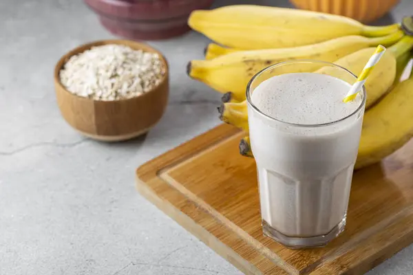 Bananen Smoothie Mit Milch Banane Und Haferflocken — Stockfoto