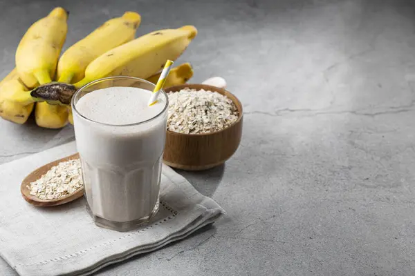 Süt, muz ve yulaf ezmeli muzlu smoothie..