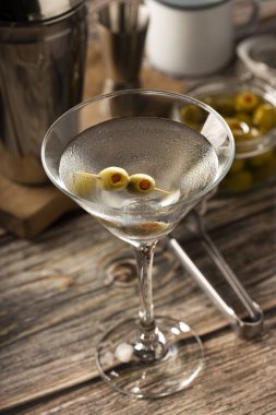 Yeşil zeytinli sek martini..
