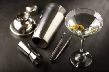 Yeşil zeytinli sek martini..