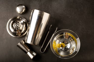 Yeşil zeytinli sek martini..