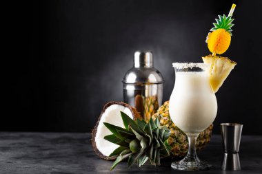 Lezzetli Donmuş Pina Colada Kokteyli.