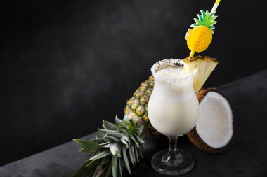 Lezzetli Donmuş Pina Colada Kokteyli.