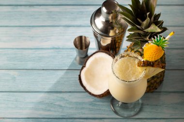 Lezzetli Donmuş Pina Colada Kokteyli.