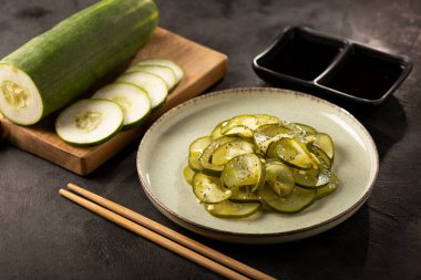 Sunomono. Japon salatalı tabak..