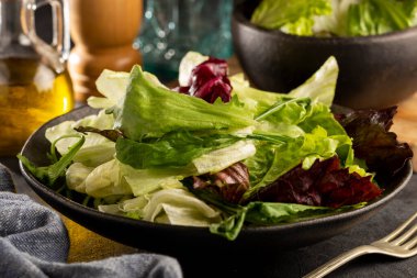 marul salata karışımı kase.