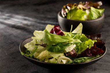 marul salata karışımı kase.