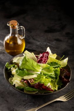 marul salata karışımı kase.