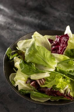 marul salata karışımı kase.