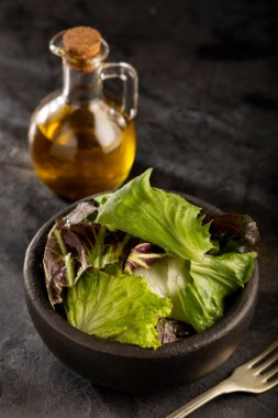 marul salata karışımı kase.