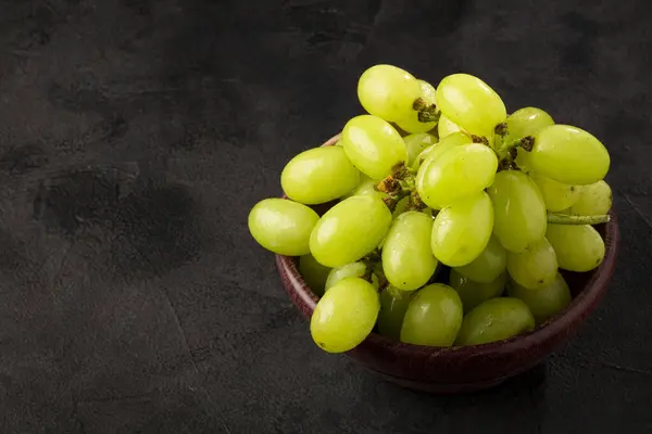Świeże Zielone Winogrona Drewnianej Misce — Zdjęcie stockowe