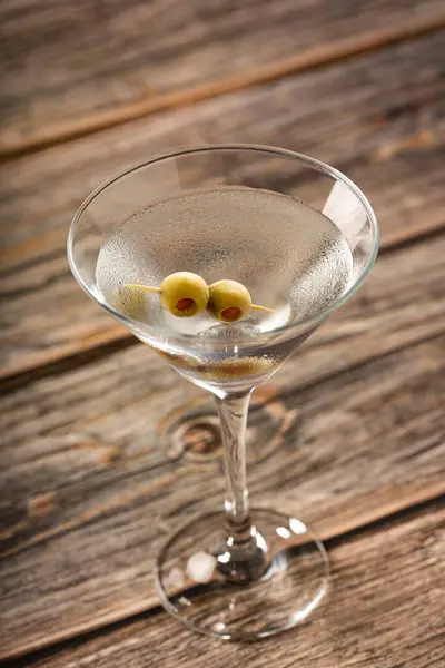 Suchý Martini Nápoj Zelenými Olivami — Stock fotografie