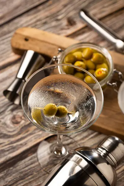 Bebida Martini Seco Con Aceitunas Verdes —  Fotos de Stock