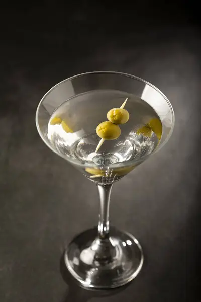 Droge Martini Drank Met Groene Olijven — Stockfoto