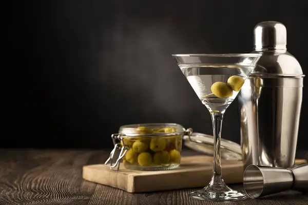 Droge Martini Drank Met Groene Olijven — Stockfoto