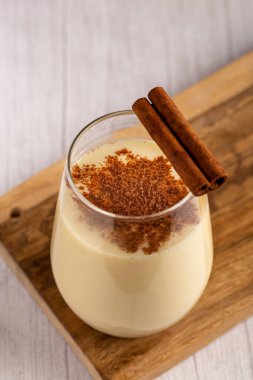 Tarçın tozlu eggnog bardağı.