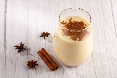 Tarçın tozlu eggnog bardağı.