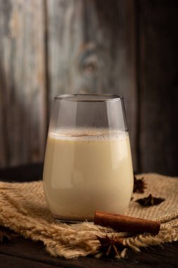 Tarçın tozlu eggnog bardağı.