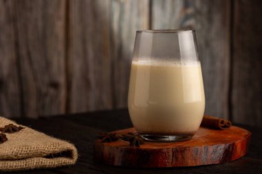 Tarçın tozlu eggnog bardağı.