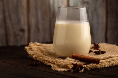 Tarçın tozlu eggnog bardağı.