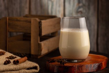 Tarçın tozlu eggnog bardağı.