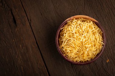 Masadaki kasede saman patatesleri.