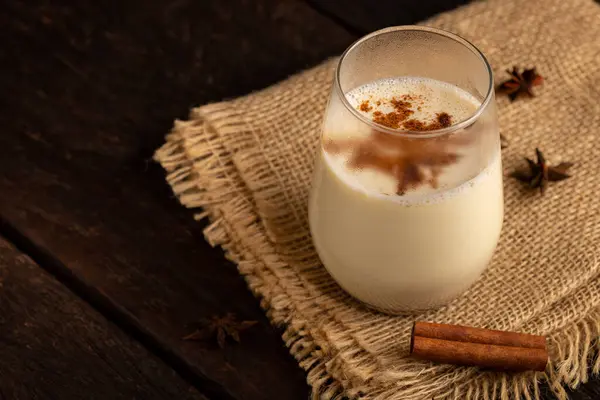 Tarçın tozlu eggnog bardağı.