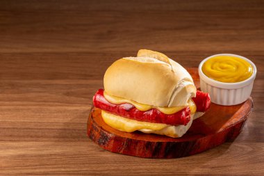 Erimiş peynirli sosisli sandviç..