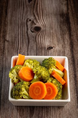 Brokoli ve havuç salatası ile kase.