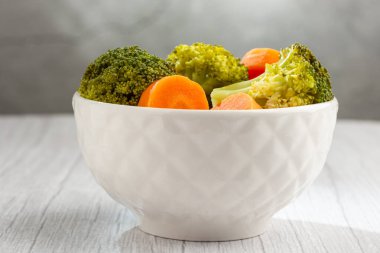 Brokoli ve havuç salatası ile kase.