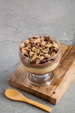 Bardakta tatlı var. Çikolatalı ganache kremalı tatlı..