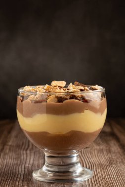 Bardakta tatlı var. Çikolatalı ganache kremalı tatlı..