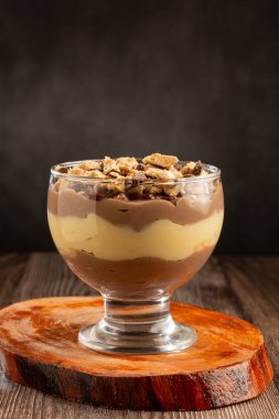 Bardakta tatlı var. Çikolatalı ganache kremalı tatlı..