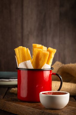 Masada ev yapımı kızarmış polenta var..