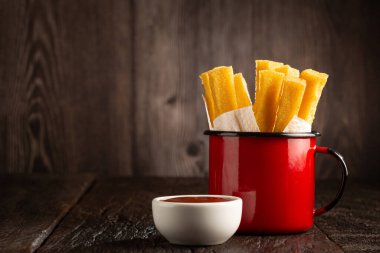 Masada ev yapımı kızarmış polenta var..