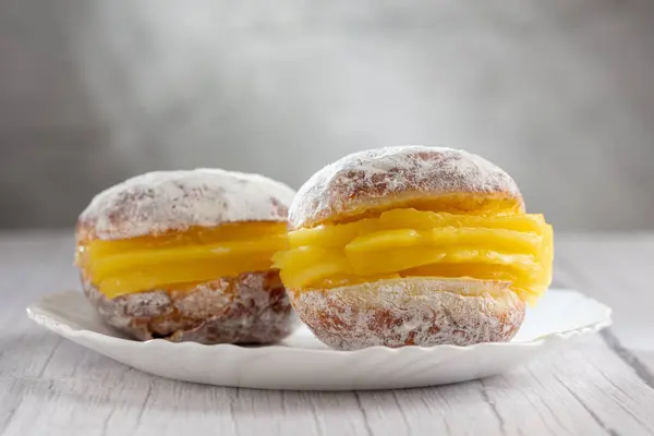 Berlin topları. Kremalı ekmek ve üzerine şeker serpiştirilmiş..