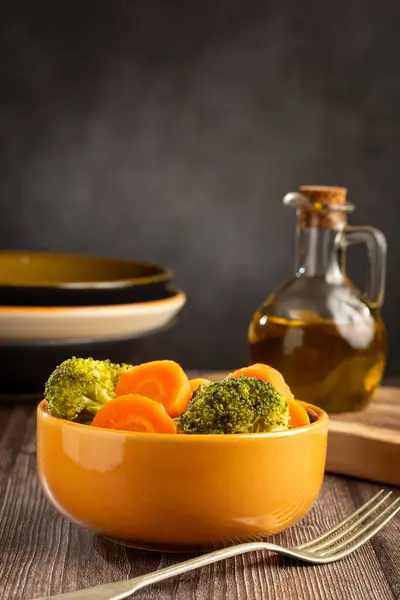 Brokoli Havuç Salatası Ile Kase — Stok fotoğraf
