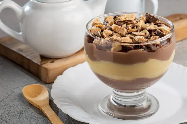 グラスの中のデザート チョコレートナッシュとペストリークリームデザート — ストック写真