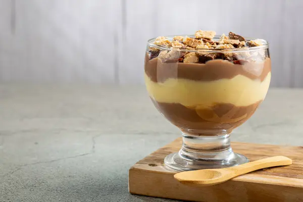 グラスの中のデザート チョコレートナッシュとペストリークリームデザート — ストック写真
