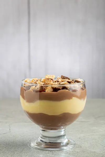 Dessert Glas Gebäck Sahne Dessert Mit Schokoladen Ganache — Stockfoto