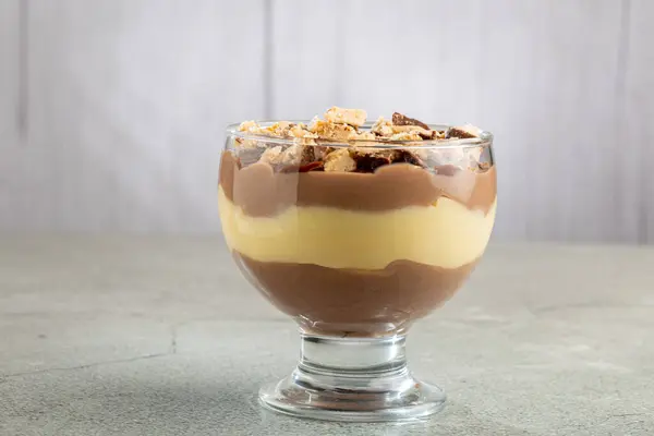 Efterrätt Glaset Bakverk Grädde Dessert Med Choklad Ganache — Stockfoto